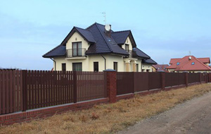 Забор из темногоштакетника